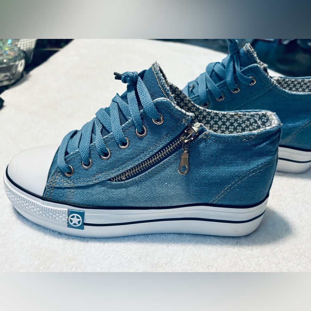 Brand New Women’s K-Pop Sneakers By MENGZAI - Size 7.5 USA - box 33